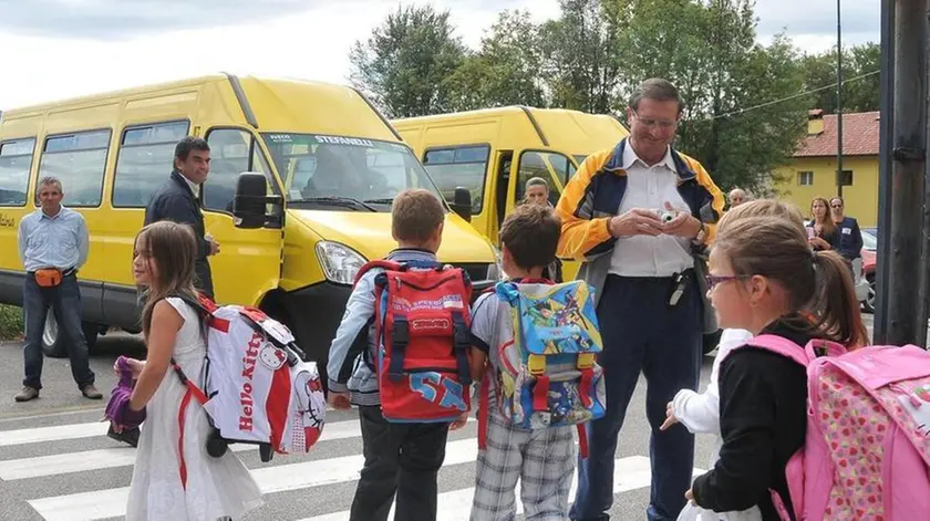 Belluno, 13 settembre 2010. Primo giorno per gli scuolabus della cssa. I bambini delle elementari di Giamosa - Alcuni momenti dell'avvio della scuola nel comune capoluogo. A sinistra i bambini delle elementari all'uscita di scuola si apprestano a salire sui nuovi scuolabus, al centro il sindaco a Mussoi e gli alunni a Giamosa