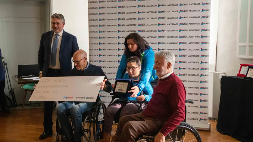 La consegna dell'assegno del concorso "Mi piace di cuore Ascotrade" all'Asd Sport Assi di Sedico