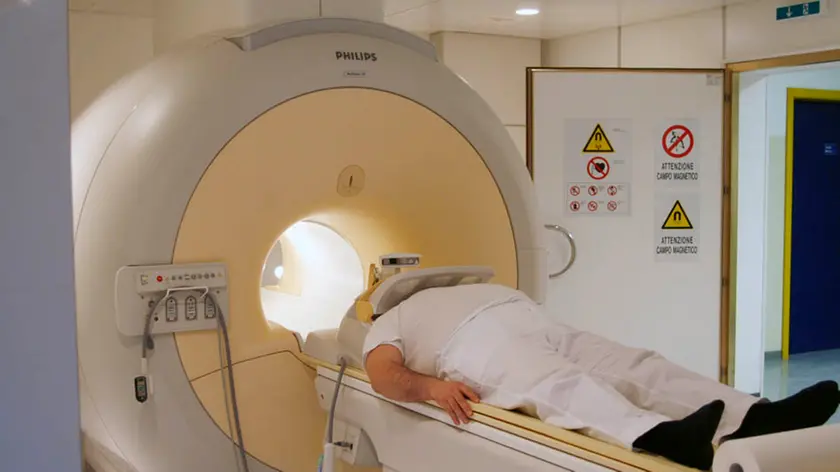 Un paziente viene sottoposto ad una risonanza magnetica