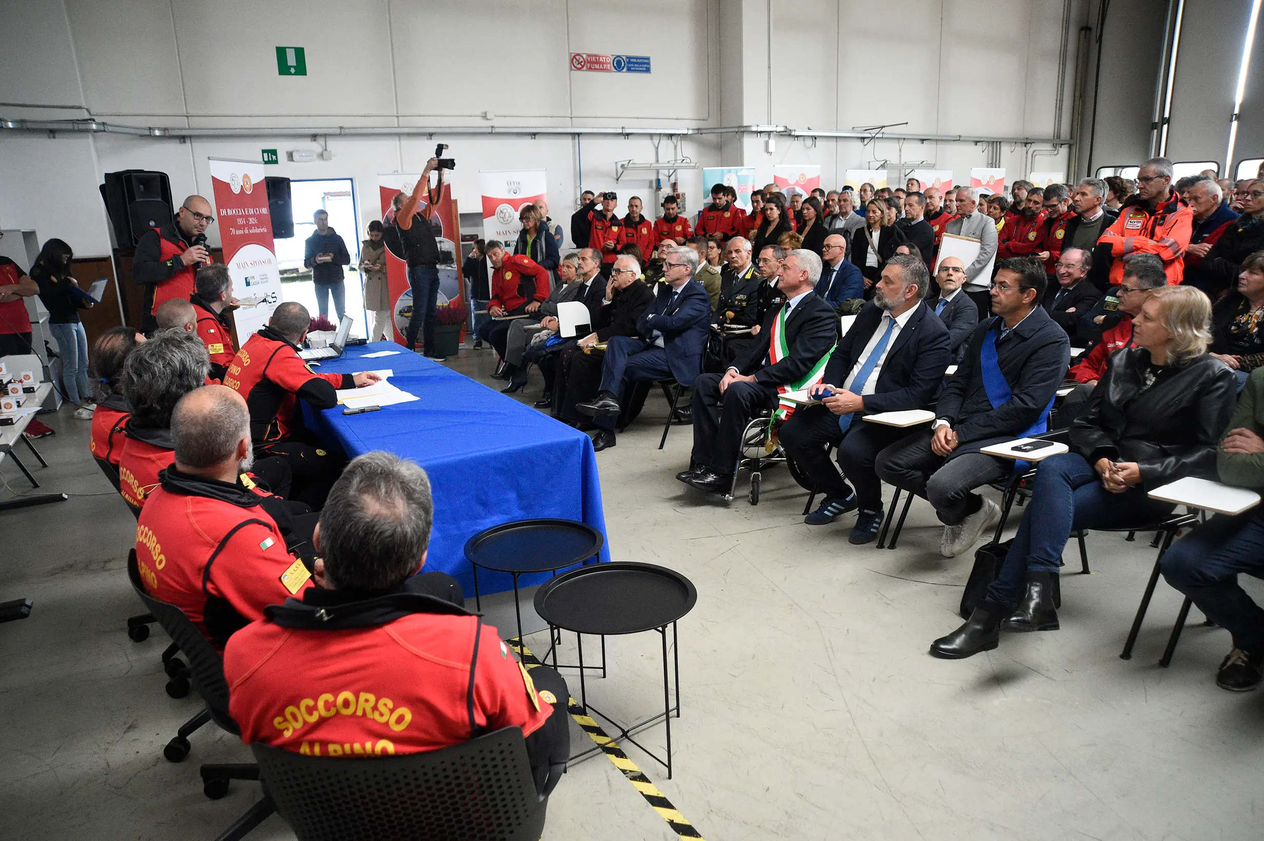 Un momento dell'inaugurazione della nuova sede del soccorso alpino