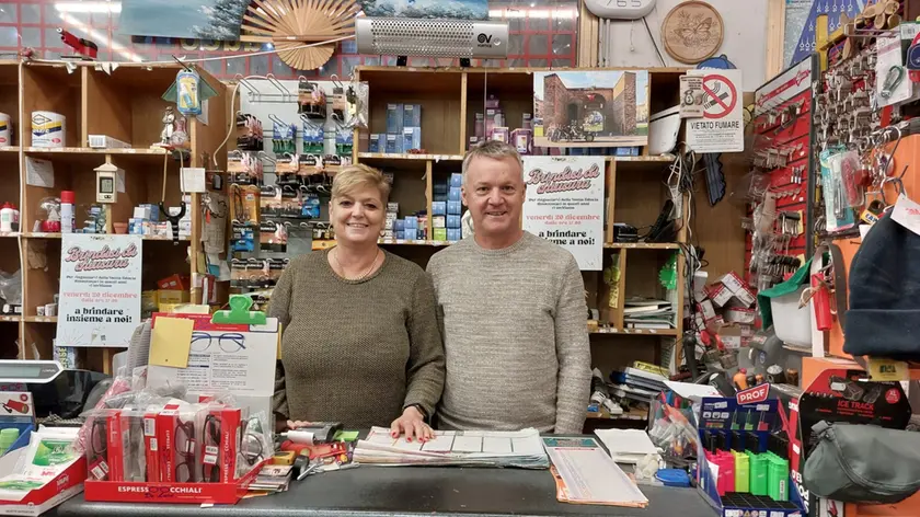 Mirella e Daniele Donadel dietro il bancone del loro bazar ForzaDue di Cavarzano