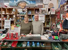 Mirella e Daniele Donadel dietro il bancone del loro bazar ForzaDue di Cavarzano