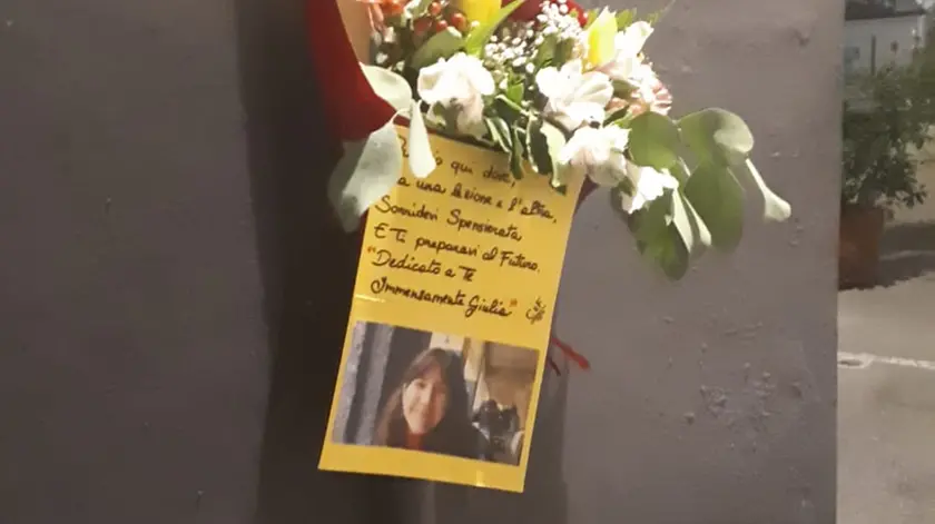 La foto di Giulia Cecchettin e fiori rubati a Padova