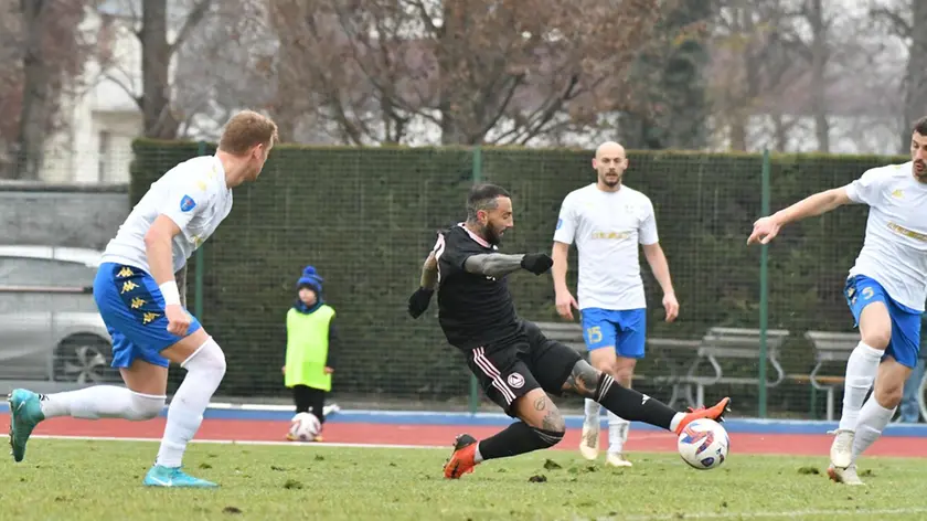 Il sinistro vincente di Giacomo Marangon (Foto De Zanet)