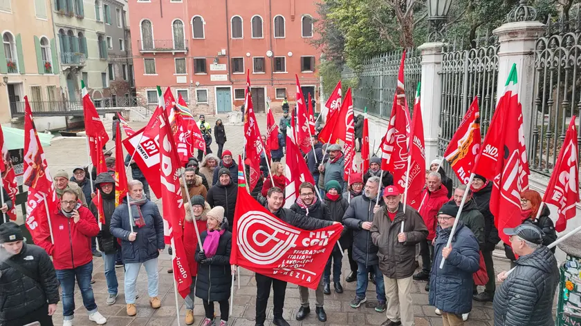 Il presidio della Cgil in Consiglio regionale a Venezia