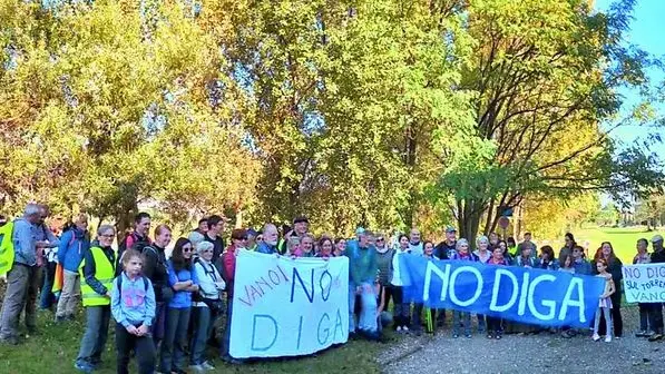 I partecipanti a un marcia di protesta contro la diga del Vanoi