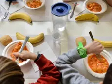 Bambini in una mensa scolastica