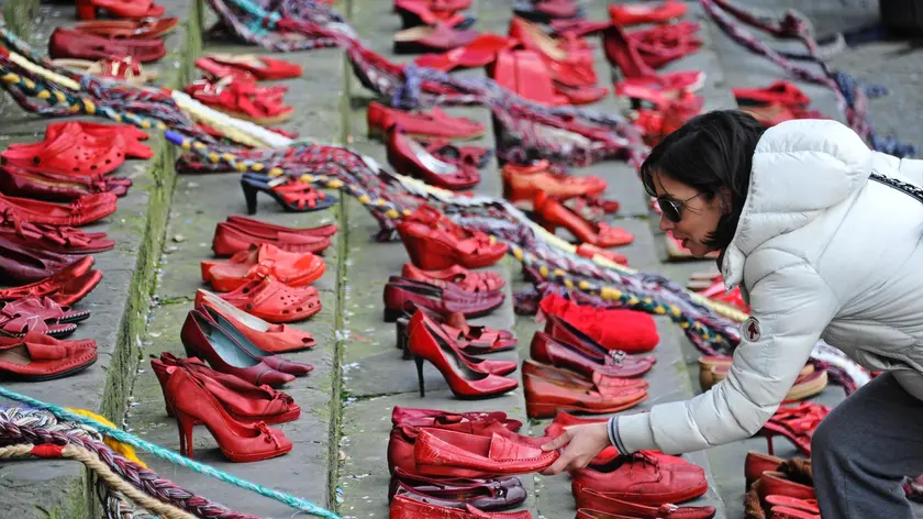 Scarpette rosse, simbolo della lotta alla violenza contro le donne