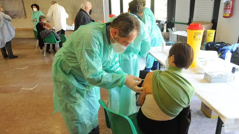 La vaccinazione di una paziente della medicina di gruppo di Cavarzano