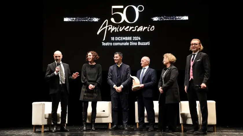 La dirigenza della Sest sul palco del teatro Buzzati di Belluno