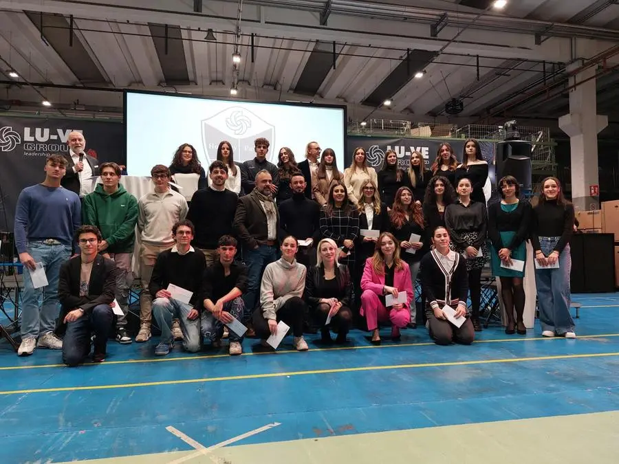 Foto di gruppo per i figli dei dipendenti Sest premiati con le borse di studio