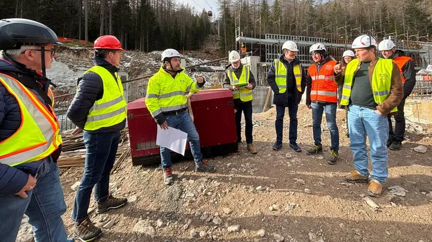 La delegazione di Simico e Cio ieri nell'area della pista di bob di Cortina