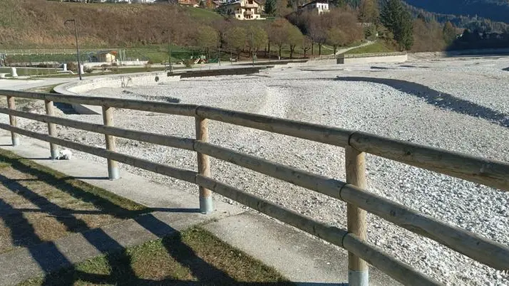 Il Lago di Santa Caterina invaso dalla ghiaia