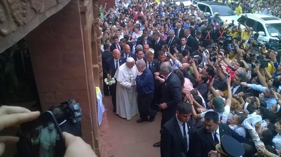 Padre Aldo Trento accoglie papa Bergoglio in visita alla sua parrocchia di San Rafael in Paraguay, nel 2015