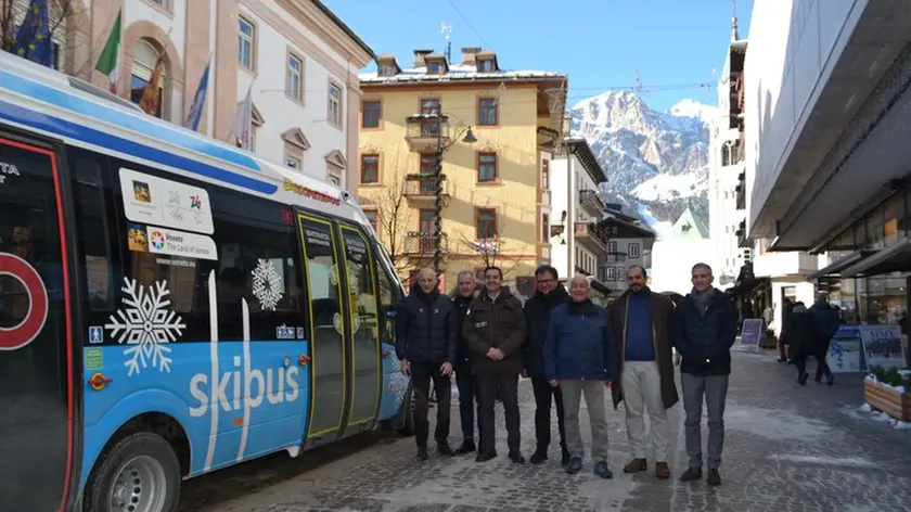 La presentazione di uno dei mezzi con grafica dedicata per il servizio Skibus a Cortina