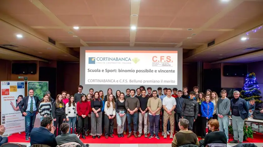 Foto di gruppo per i giovani premiati a San Vito di Cadore da Cortinabanca e Cfs