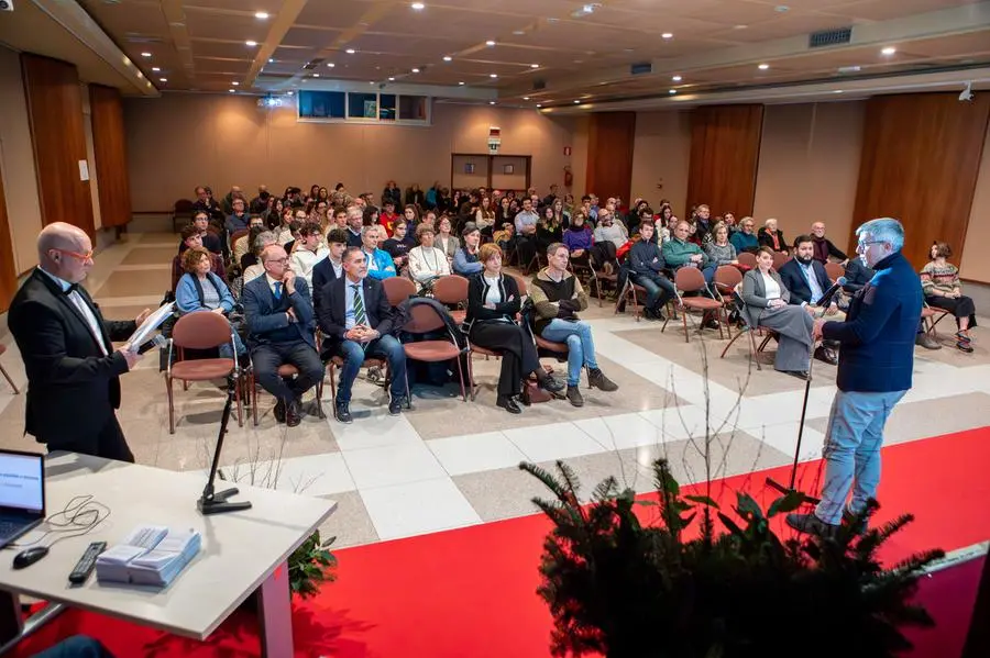 Un momento della cerimonia per la premiazione dei giovani studenti alla sala De Lotto di San Vito