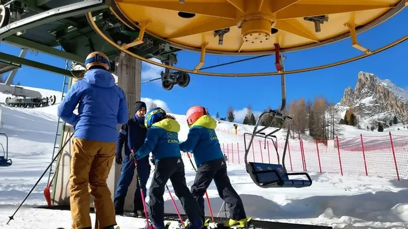 Giovani sciatori sugli impianti Ista a Cortina