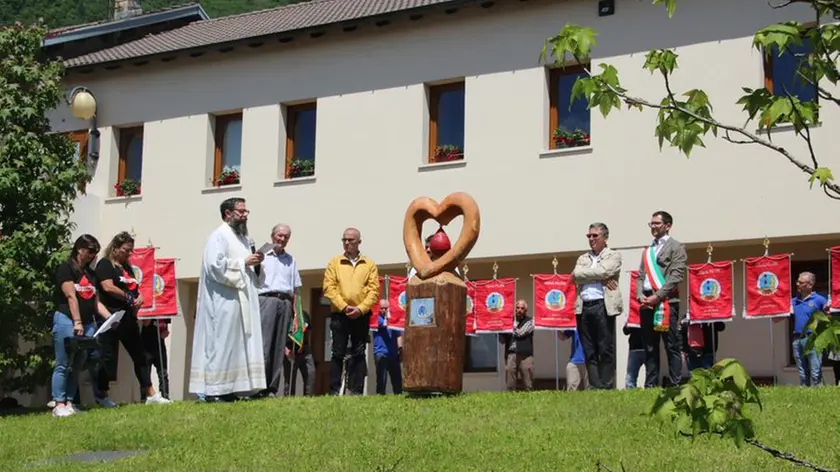 L'inaugurazione della scultura in legno a Cesiomaggiore per promuovere il dono del sangue