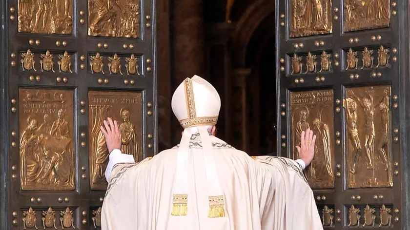 Papa Francesco apre la Porta Santa della Basilica di San Pietro