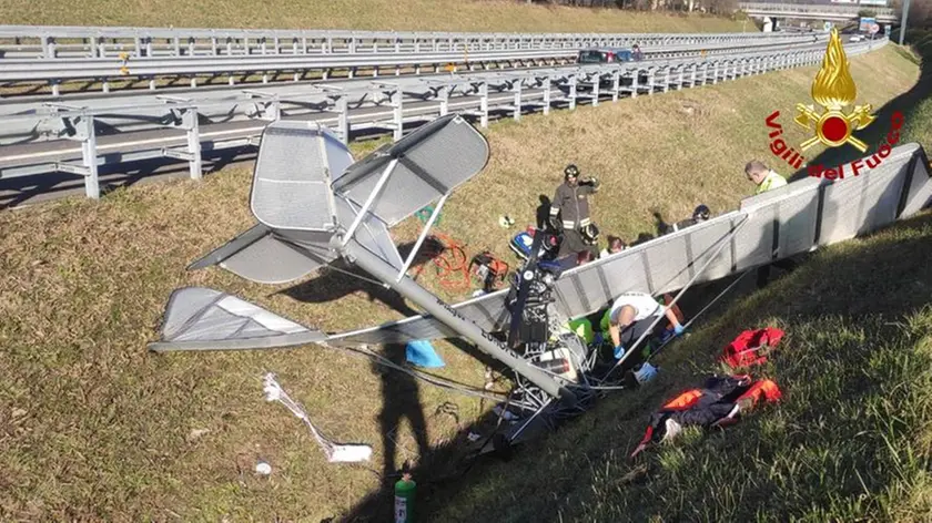 I soccorsi al pilota del velivolo atterrato vicino all'autostrada A31