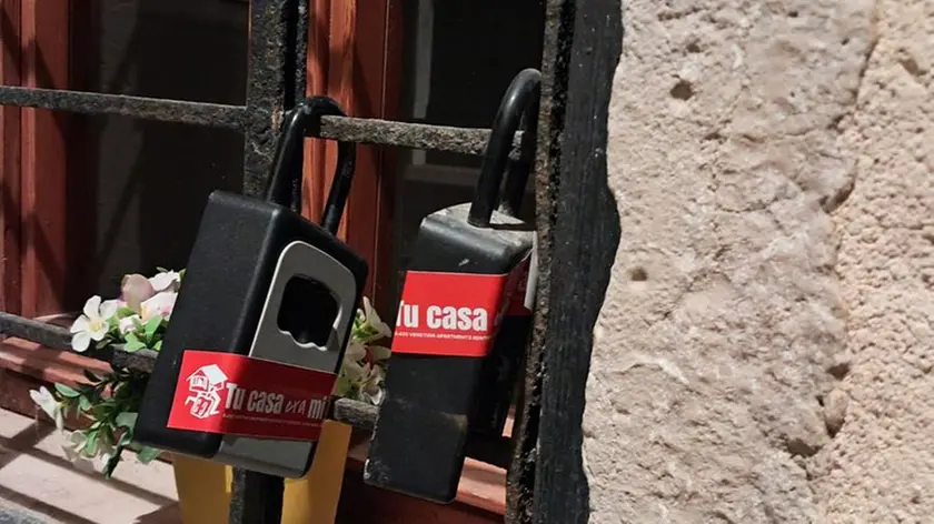 Gli adesivi incollati sulle keybox a Venezia