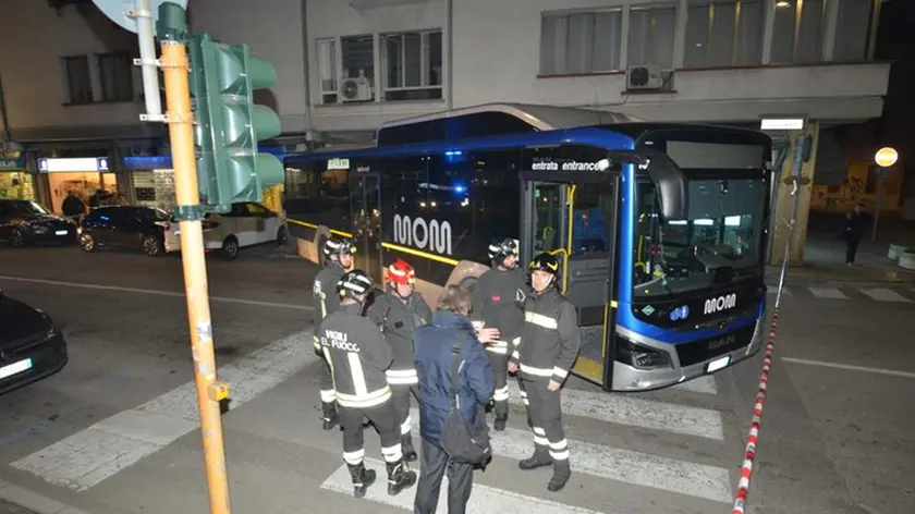 La corriera Mom di traverso in via Colombo, in centro a Conegliano