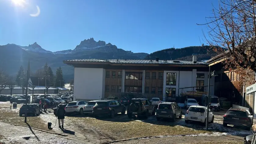 Auto parcheggiate sul giardino nei pressi del Liceo Artistico