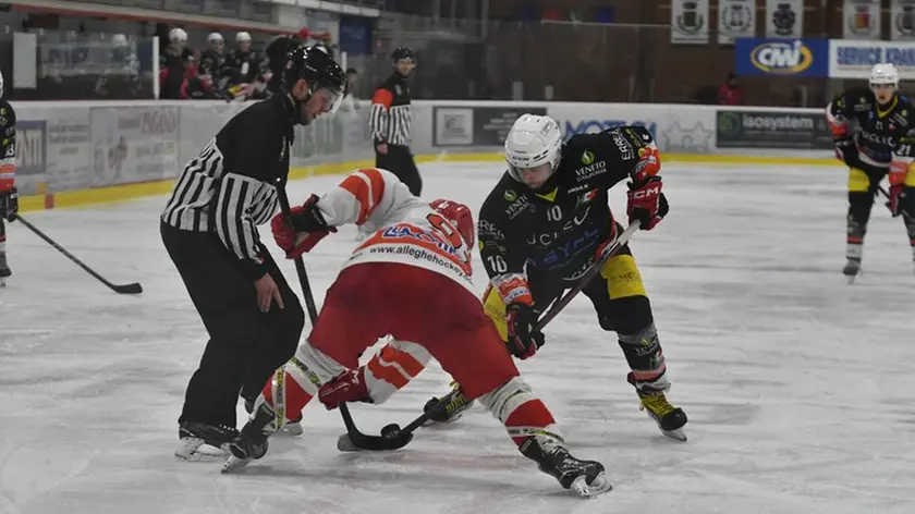 L'ultimo derby giocato tra Feltre ed Alleghe (Foto De Zanet)