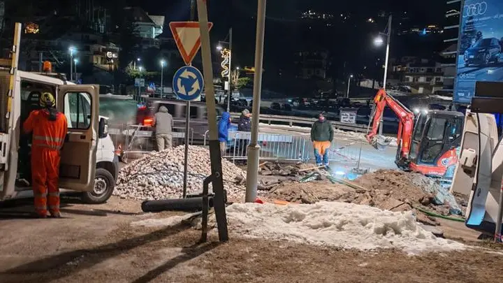 Il cantiere notturno di Sib per la riparazione dell'acquedotto a Cortina