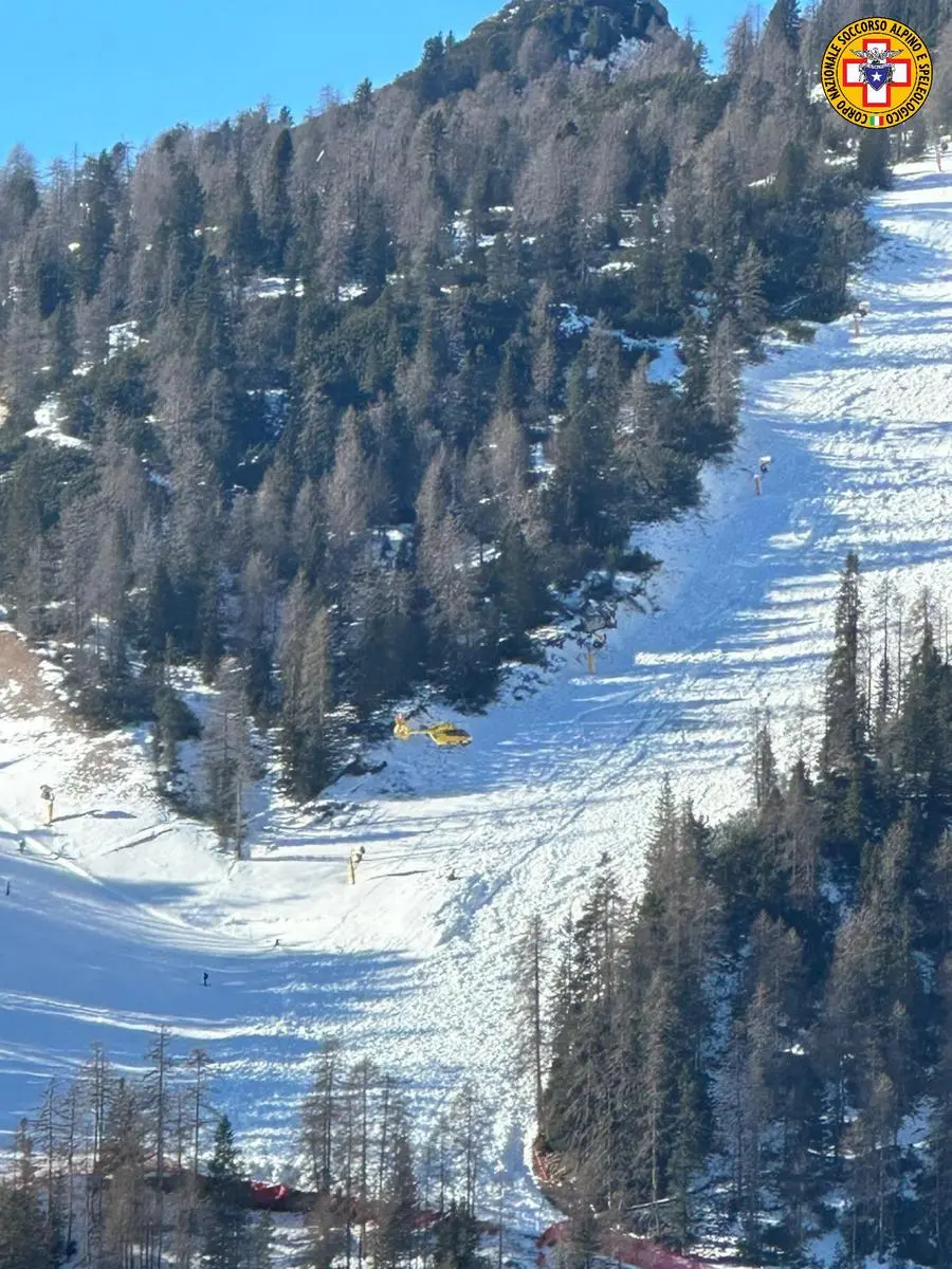 L'elicottero del Suem durante la bonifica della valanga sulla pista Labirinti a Cortina