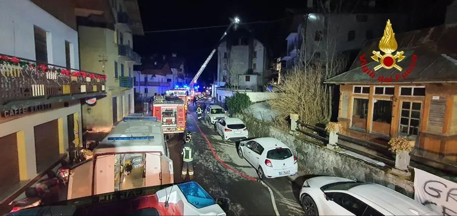 La mobilitazione per l'incendio scoppiato durante la notte a Frassenè di Voltago Agordino