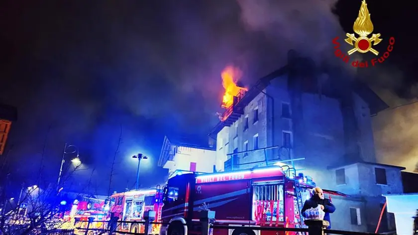 Le operazioni di spegnimento del rogo scoppiato durante la notte a Frassenè