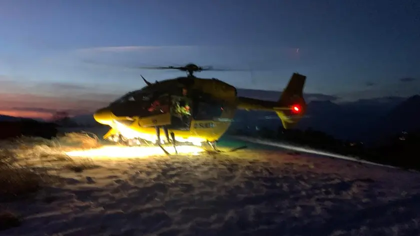 L'eliambulanza Falco del Suem 118 durante l'intervento di soccorso in Alpago