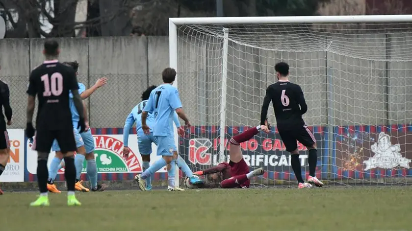 Il contestato gol del pareggio (Foto De Zanet)