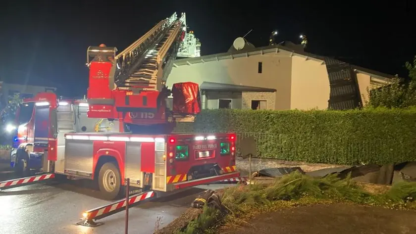 Un intervento notturno dei vigili del fuoco di Belluno