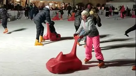 Grande entusiasmo per la pista di ghiaccio in piazza dei Martiri