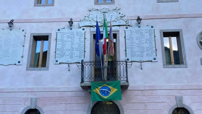 La bandiera brasiliana esposta per protesta in municipio di Val di Zoldo