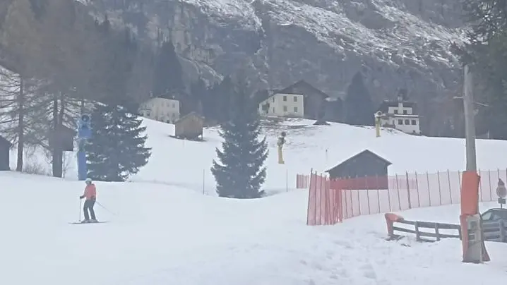 La strada che porta a Zorz di Livinallongo utilizzata come pista da sci durante la stagione invernale