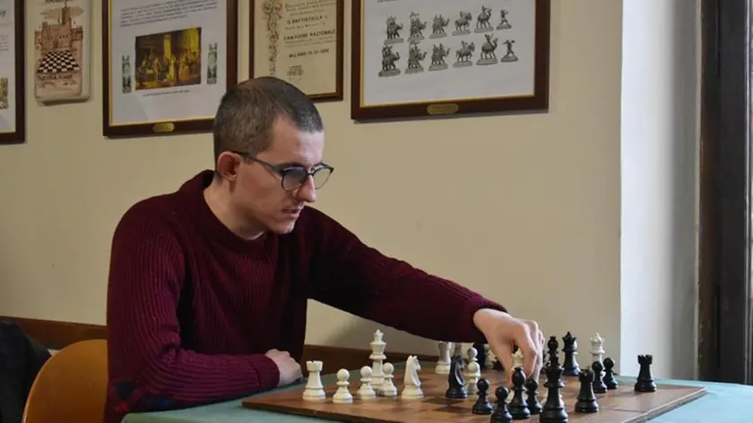 Daniele Guglielmo Gatti durante una partita di scacchi