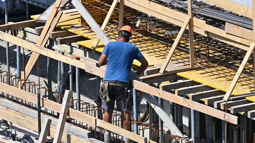 Un operaio edile al lavoro in un cantiere