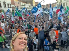 mestre, elezioni politiche, il tour elettorale di giorgia meloni, comizio, il selfie con la folla