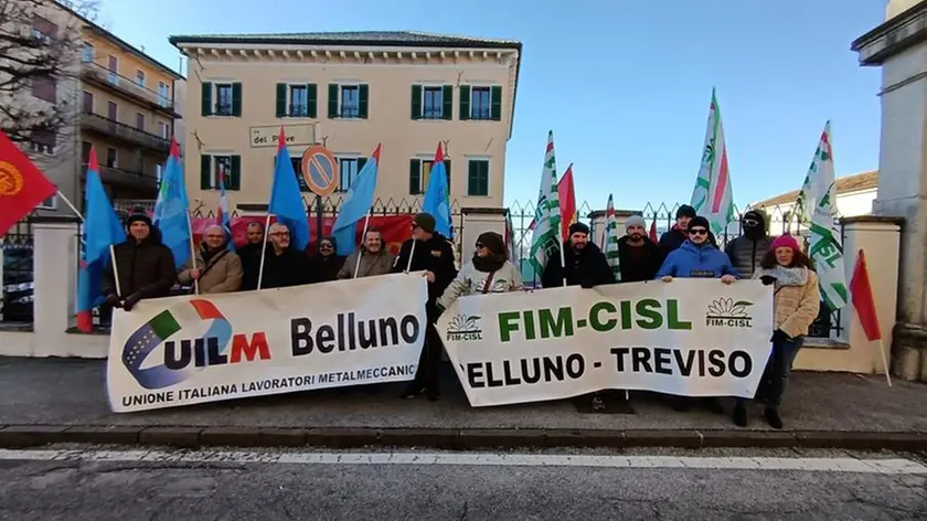 Un momento del presidio di sindacati e lavoratori davanti alla sede di Confindustria Belluno