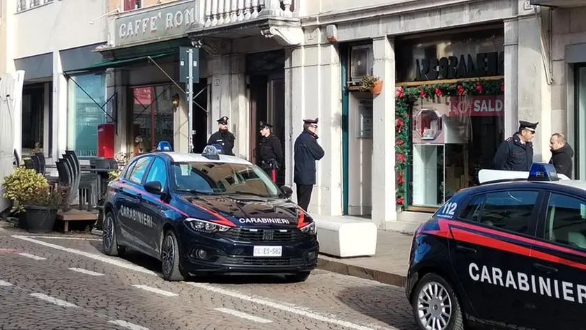 I carabinieri di fronte al portone d'ingresso dell'ufficio dell'avvocato Serrangeli