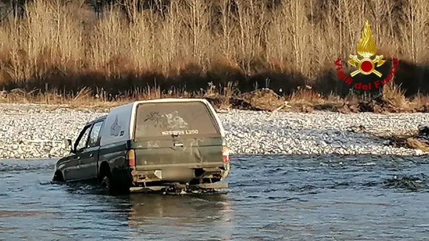 L'auto rimasta bloccata nel Piave