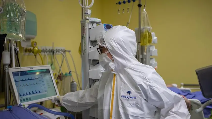 Un medico al lavoro. In Veneto finiti i fondi per gli straordinari