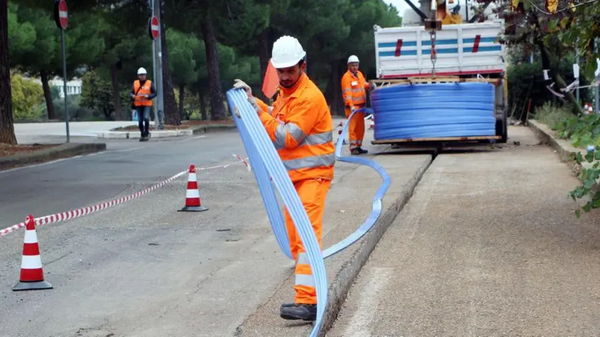 Un cantiere per la posa di cavi per le telecomunicazioni