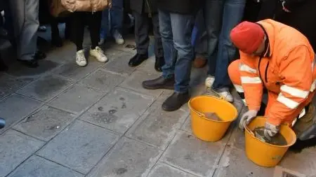 La posa delle Pietre d'Inciampo a Venezia tra San Polo e San Marco