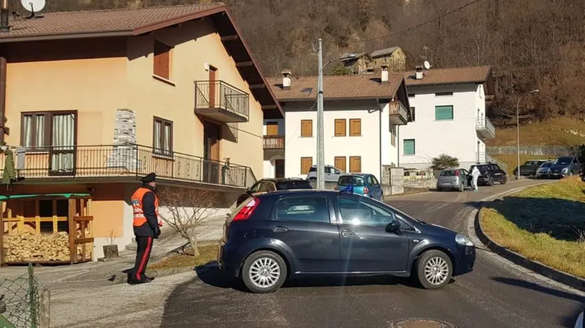 Gli accertamenti dei carabinieri venerdì mattina a Buscole dopo il ritrovamento del corpo della donna