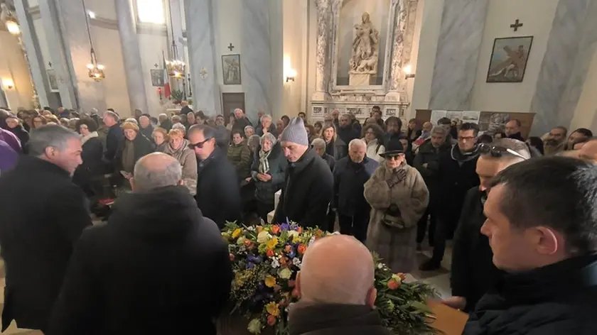 L'arrivo nella chiesa arcipretale del feretro dell'avvocato Paolo Serrangeli